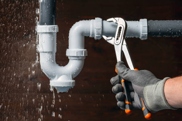 Professional Emergency Plumber technician working in Pottersville, MO